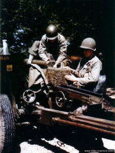 Des artilleurs du 32rd Field Artillery Battalion de la 1st (US) Infantry Division en Angleterre. Photo : US National Archives