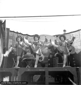 30 juillet 1944 : le spectacle de l’Invasion Revue à Banville au profit des soldats et des civils normands. Photo : US National Archives