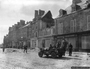 Le 14 juin 1944, un convoi de Jeeps traverse la rue Holgate à Carentan. Photo : US National Archives