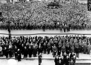 Cérémonie du 14 juillet 1944 à Cherbourg. Photo : US National Archives