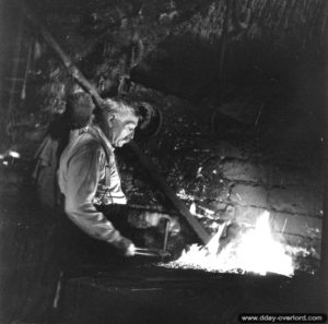 M. Le Jolivet, maréchal-ferrant à Creully, rue de Bayeux. Photo : Archives Canada