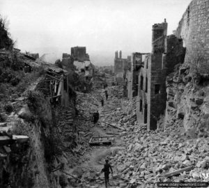 Les ruines de la rue des Barbacanes à Domfront. Photo : US National Archives