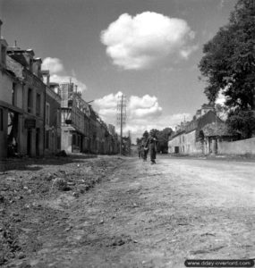 Le soldat Carroll Bamglin appartenant à la 2ème division d’infanterie canadienne à la tête d’une colonne route de Caen. Photo : US National Archives