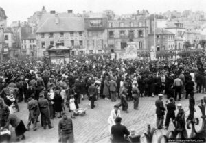 Cérémonie de la victoire sur le Cours Jonville à Granville en mai 1945. Photo : US National Archives