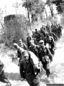 8 août 1944 : une colonne de soldats allemands faits prisonniers par les Canadiens du South Saskachewan Regiment. Photo : US National Archives