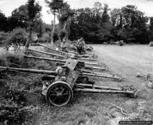 13 juillet 1944 : un dépôt d’armements allemands récupérés par les Américains dans le secteur d'Isigny-sur-Mer. Photo : US National Archives