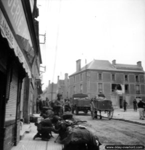 10 juin 1944 : l'ancienne place de la Mairie (aujourd'hui Place du Marché) à Courseulles. Photo : Archives Canada