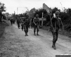 4 juillet 1944 : c’est le repli pour ces hommes du 315th Infantry Regiment, 79th (US) Infantry Division, qui empruntent la route de Barneville à La-Haye-du-Puits. Photo : US National Archives