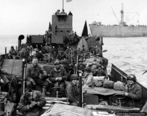 Des Jeeps équipées pour le franchissement à bord d’un LCT Mk 5 dans la Manche. Photo : US National Archives