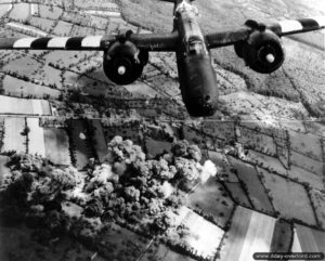 7 juin 1944 : un appareil Douglas A-20 G Havoc vient de bombarder le secteur du Molay-Littry, visant l’état-major de la 352. Infanterie-Division. Photo : US National Archives