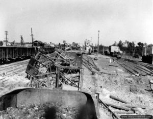 Le résultat des bombardements sur les voies à la gare de Lison. Photo : US National Archives