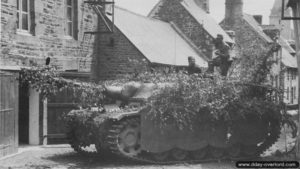 Avant la libération de Lonlay-l’Abbaye, un chasseur de chars allemand StuG III traverse le bourg. Photo : Bundesarchiv