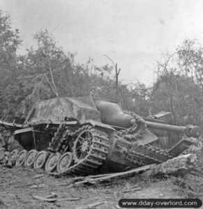 L’épave d’un StuG IV appartenant à la division Götz von Berlichingen, détruit en juillet 1944 dans le secteur de Marigny. Photo : US National Archives