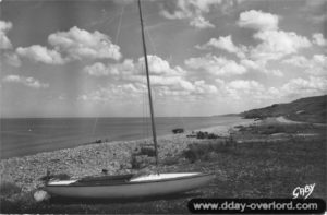 Un dériveur sur la plage de Colleville-sur-Mer en 1950. Photo : US National Archives