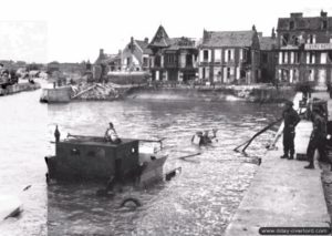 Une canonnière allemande sabotée dans l’avant-port de Port-en-Bessin. Photo : US National Archives