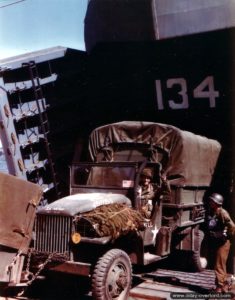 Chargement à Castletown, le port de l'île de Portland, du LST 134 transportant le matériel de l’état-major de la 1st Infantry Division devant débarquer sur Easy Red à Omaha Beach. Photo : US National Archives