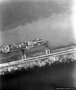3 octobre 1944 : vue aérienne d’un pétrolier en train de décharger son carburant le long de la digue de Querqueville. Photo : US National Archives