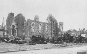 2 août 1944 : carcasses d’un Marder III et d’un canon de 20 mm allemands devant les ruines de l’église de Roncey. Photo : US National Archives