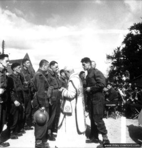 14 juillet 1944 : cérémonie à Rots à l'occasion de la fête nationale française en présence de soldats canadiens de la 2nd (CA) Infantry Division. Photo : US National Archives