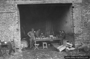 Des soldats américains de la 2nd (US) Infantry Division se sont installés dans une grange de la commune de Saint-Georges-d’Elle. Photo : US National Archives