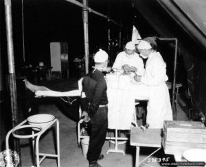 3 août 1944 : un bloc chirurgical en cours d’utilisation à l’hôpital de campagne de Saint-Hilaire-Petitville. Photo : US National Archives