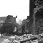 19 août 1944 : un Sherman V détruit appartenant à l’escadron C du 29th Reconnaissance Regiment (The South Alberta Regiment) de la 4th Canadian Armoured Division à Saint-Lambert-sur-Dive. Photo : IWM