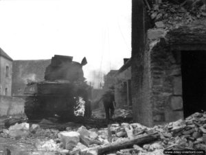 19 août 1944 : un Sherman V détruit appartenant à l’escadron C du 29th Reconnaissance Regiment (The South Alberta Regiment) de la 4th Canadian Armoured Division à Saint-Lambert-sur-Dive. Photo : IWM