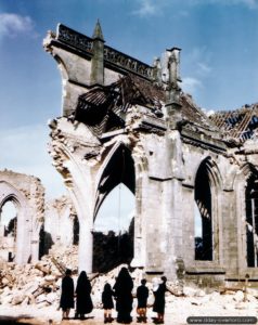 Des religieuses accompagnées de jeunes filles devant les ruines de l’église de Saint-Malo. Photo : US National Archives