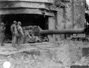 18 juin 1944 : une des deux casemates de la batterie de Crisbecq à Saint-Marcouf avec un canon Skoda de 210 mm. Photo : US National Archives