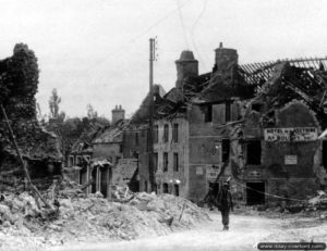 Les ruines de l’hôtel de la Victoire à Saint-Sauveur-le-Vicomte. Photo : US National Archives