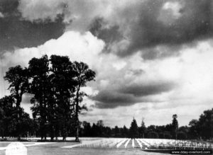 Le cimetière militaire provisoire numéro 1 de Sainte-Mère-Eglise. Photo : US National Archives