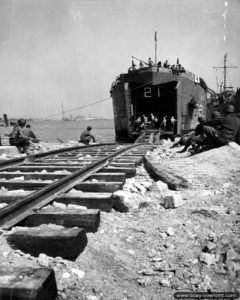 31 juillet 1944 : déchargement de plusieurs wagons depuis le LST numéro 21 à Tourlaville. Photo : US National Archives