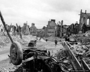 24 juin 1944 : les ruines de la ville de Valognes. Photo : US National Archives