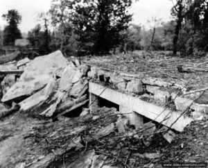 6 juillet 1944 : les ruines des casemates du centre de montage et de ravitaillement de V1 à La Tuilerie à Yvetot-Bocage. Photo : US National Archives