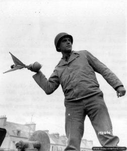 6 août 1944 : le S-Sgt Howard D. Tournier fait l’essai d’une Panzerwurfmine à Cherbourg. Photo : US National Archives