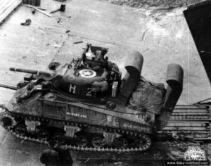 Débarquement d'un char Sherman de la 2nd Armored Division sur Omaha. Photo : US National Archives