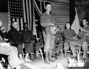 6 juillet 1944 : réunion d’officiers supérieurs anglo-américains (debout : le Lieutenant-General John Clifford Hodges Lee, chef du Supply US European Theater of Operations) à Cherbourg. Photo : US National Archives