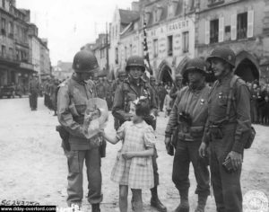 Des obus de mortiers explosent peu après la prise de cette photo à Carentan. Photo : US National Archives