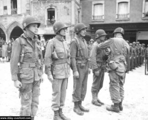 Remise de la Silver Star aux chefs de corps des régiments de la 101st Airborne pendant cette cérémonie du 23 juin. Photo : US National Archives