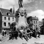 Des paras posent devant le monument aux Morts de Carentan le 15 juin 1944. Photo : US National Archives