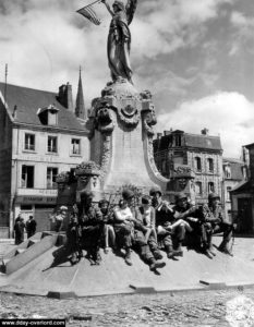 Des paras posent devant le monument aux Morts de Carentan le 15 juin 1944. Photo : US National Archives