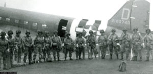Paras du 2nd bataillon du 502nd PIR sur l'aérodrome de Greenham Common. Photo : US National Archives