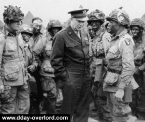 Le 5 juin 1944 à l'aérodrome de Greenham Common, le 502nd PIR reçoit la visite du général Eisenhower. Photo : US National Archives