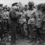 Le 5 juin 1944 à l'aérodrome de Greenham Common, le 502nd PIR reçoit la visite du général Eisenhower. Photo : US National Archives