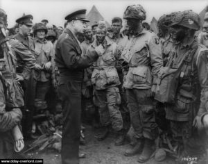 Le 5 juin 1944 à l'aérodrome de Greenham Common, le 502nd PIR reçoit la visite du général Eisenhower. Photo : US National Archives