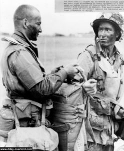 Derniers préparatifs avant l'embarquement pour ces parachutistes du 502nd Parachute Infantry Regiment, 101st Airborne Division. Photo : US National Archives
