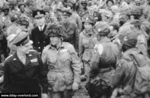 Le 5 juin 1944 à l'aérodrome de Greenham Common, le 502nd PIR reçoit la visite du général Eisenhower. Photo : US National Archives