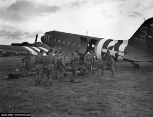 Les paras du colonel Robert L. Wolverton du 3ème bataillon, 506th PIR, se préparent. Photo : US National Archives