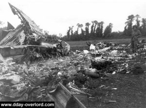 L'épave du Dakota 66 transportant le stick du Ltn Meehan, commandant la Easy Company, 506th, crashé à Beuzeville-au-Plein. Photo : US National Archives