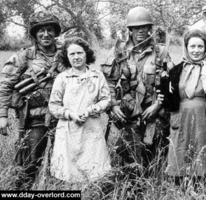 Forrest Guth (gauche) et Floyd Talbert (droite) de la Easy Co, 506th PIR, le 6 juin 1944. Photo : US National Archives